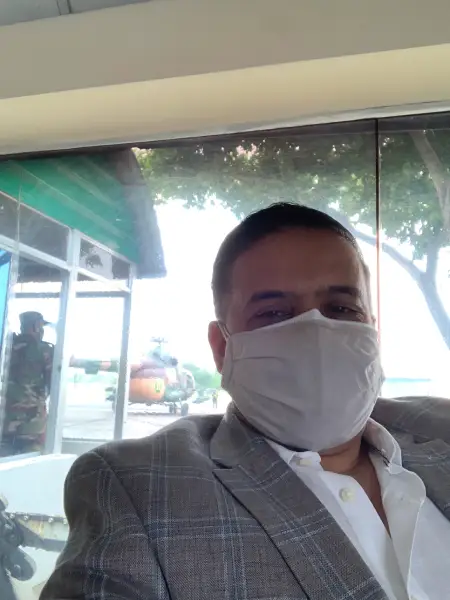 Colleague wearing a face mask during travel